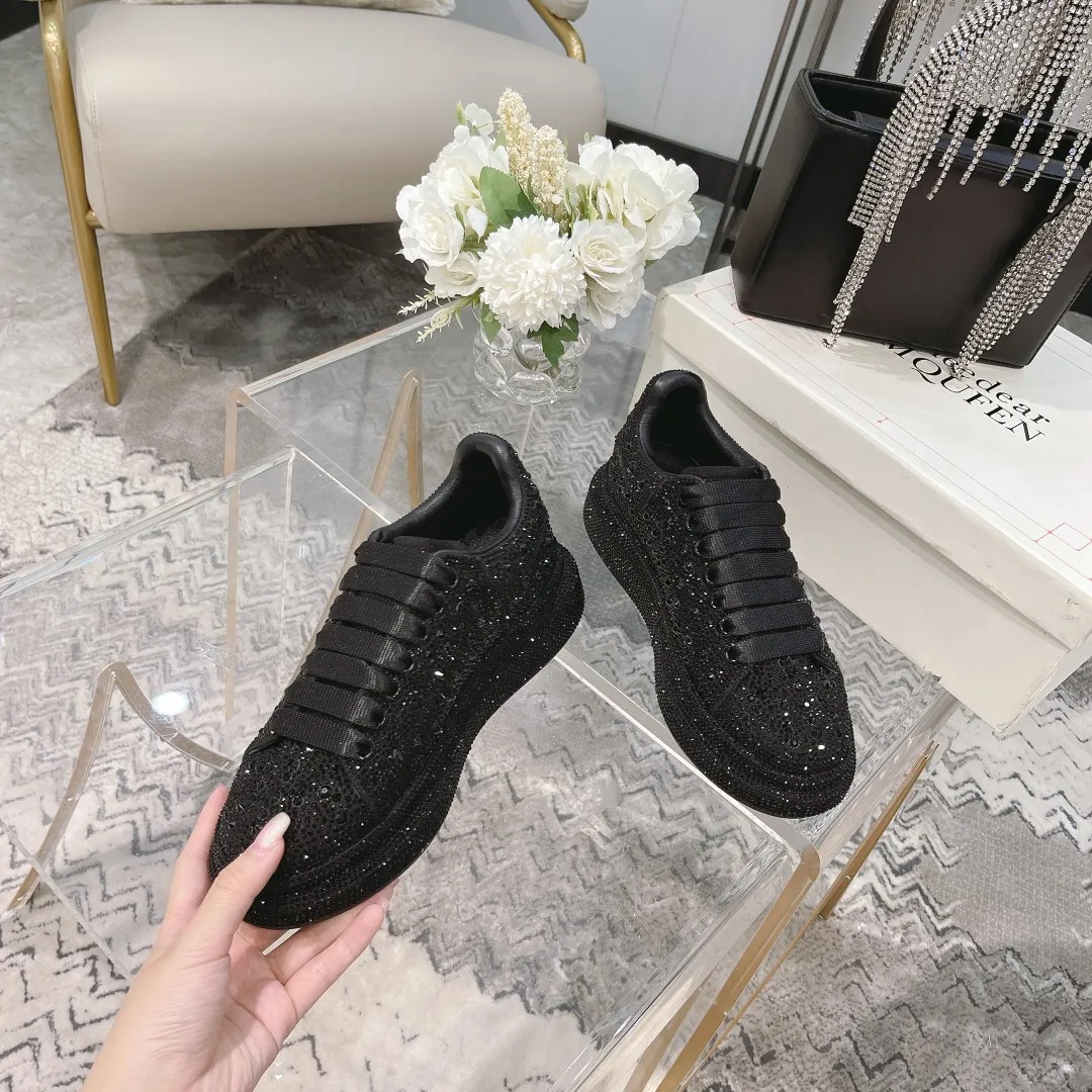 👟👟Ex-factory price 560👟👟 Men's size +10 2025SS McQueen crystal inlaid large and small diamond casual shoes counter original 1:1 production Fabric: imported silk velvet + imported Czech diamonds Lining: sheepskin lining Code number: 35-41 Male 39/44